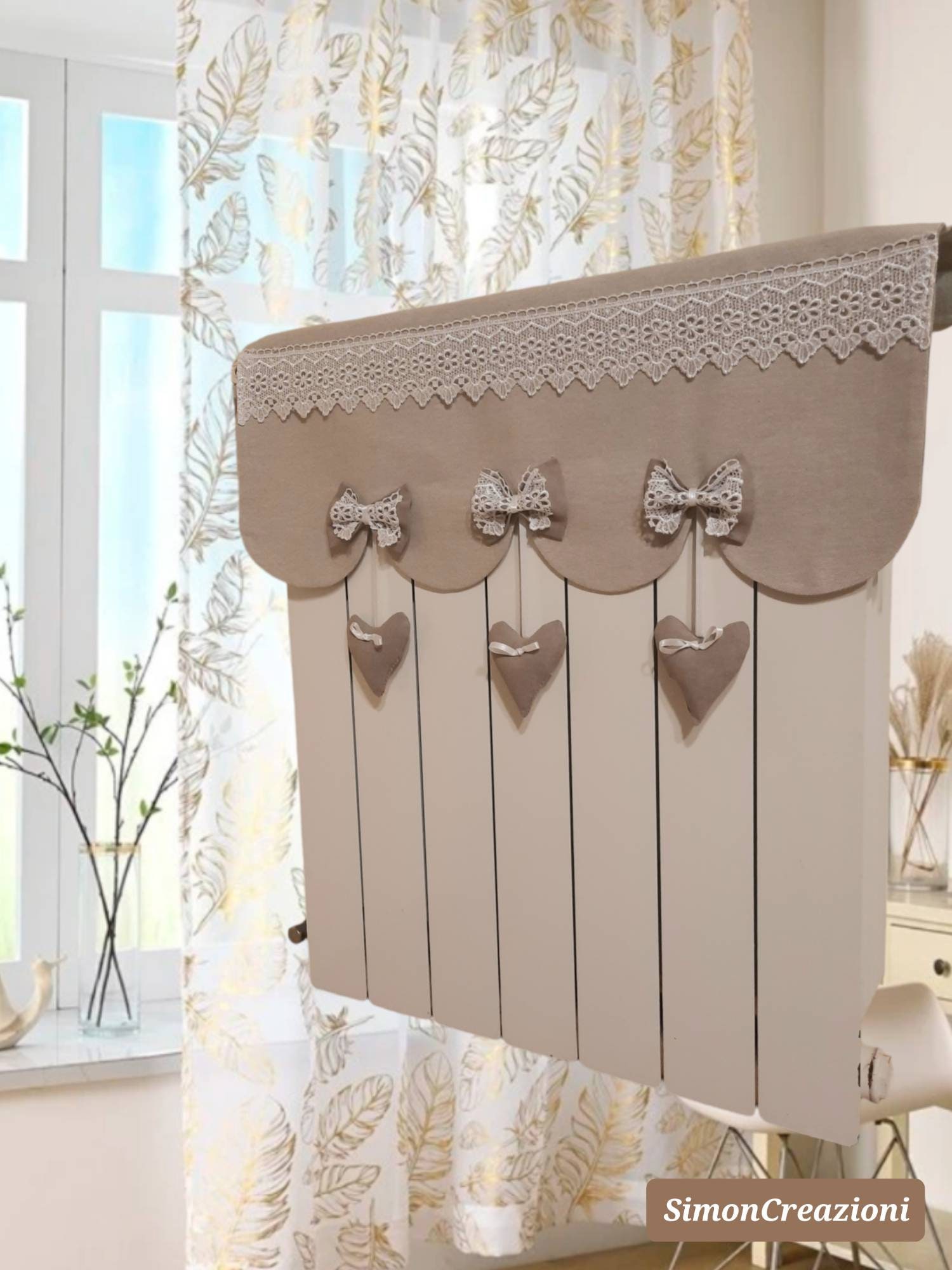 Copri termosifone shabby a onde simmetriche e cuori sospesi. Mod. MIREA  PLUS Applicazione di macramé nella base e nei fiocchetti. -  Italia