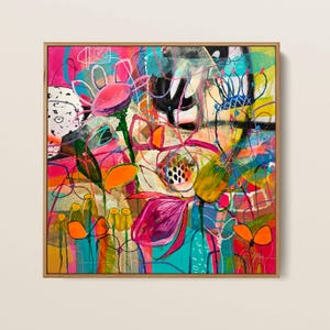 Puede incluir: Pintura floral abstracta en un marco de madera. La obra presenta colores vibrantes, incluyendo rosa, naranja, turquesa y amarillo. Pinceladas audaces y texturas en capas crean una composición dinámica. La pintura muestra flores estilizadas y formas orgánicas.