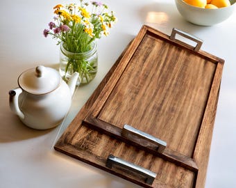 Bandeja de madera hecha a mano con asas de aluminio: decoración rústica grabada para el hogar.