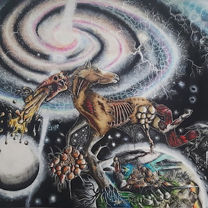 Puede incluir: Una pintura surrealista que representa un caballo esquelético con músculos y órganos expuestos, de pie en un planeta con una galaxia giratoria en el fondo. El caballo está rodeado de una variedad de elementos de otro mundo, incluyendo un orbe brillante y un grupo de crecimientos carnosos.
