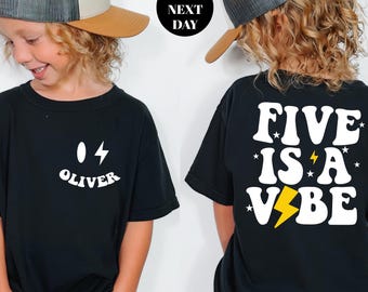 Camiseta de cumpleaños "Five is a Vibe", sudadera con nombre personalizado para niño, regalo personalizado para niña de 5.º cumpleaños, camiseta retro con estilo para el quinto cumpleaños