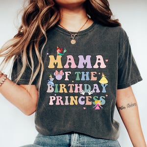 Chemise ras du cou princesse maman de l'anniversaire, jolie fille souris pour l'endroit le plus heureux magique, cadeau personnalisé pour le meilleur anniversaire de maman, escouade pastel Party Comfort Colors®