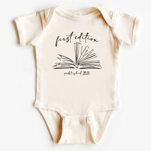 Body bébé première édition, chemise personnalisée pour faire-part de bébé, sweat-shirt publié, cadeau de douche, t-shirt de bibliothécaire, membre du club de lecture Littlest