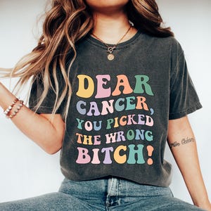 Lieber Krebs-Shirt, du hast die falsche Hündin ausgewählt Rundhals-Sweatshirt, Cancer Awareness Bruststütze Pullover, Gesundheit Survivor Comfort Colors®