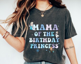 Camiseta Mamá de Princesa de Cumpleaños, Cumpleañera Azul Hielo Mágico Lugar Más Feliz Lindo, Regalo Personalizado para la Mejor Niña Mamá, Pastel Fiesta Comfort Colors®