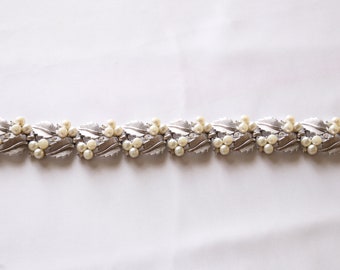 Pulseira vintage Crown Trifari assinada da década de 1950 com folhas prateadas e elos de pérolas artificiais