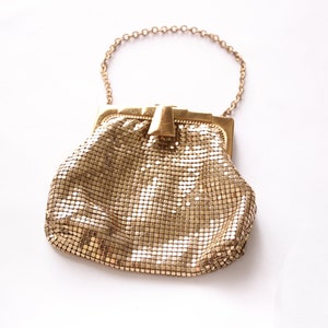 Vintage 1940&#39;s Signed Whiting & Davis Art Deco Gold Tone Mesh Evening/Dance Bag with Wrist Chain