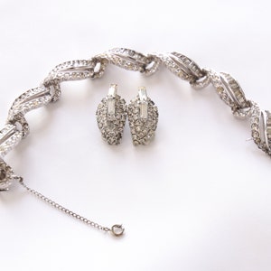 Pulseira e brincos vintage assinados por Kramer Of New York em tom prateado/strass
