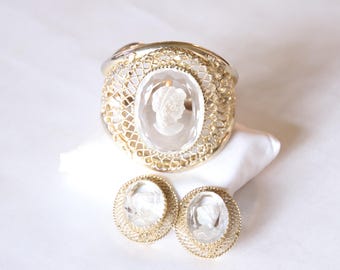 Pulseira larga de filigrana dourada com articulada e brincos de pressão combinando, assinada por Whiting & Davis, anos 60