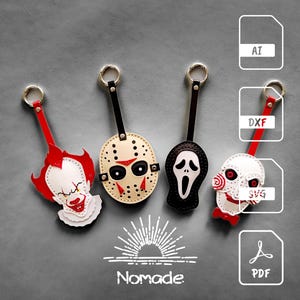 Puede incluir: Cuatro llaveros de cuero con personajes de películas de terror: Pennywise, Jason Voorhees, Ghostface y una calavera. Cada llavero tiene un anillo de metal y una correa. El logotipo de Nomade está en la parte inferior.