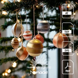 以下が含まれることがあります： 金、銀、銅など、さまざまな色と模様のクリスマスオーナメント6個セット。オーナメントはクリスマスツリーに飾られています。オーナメントはAI、DXF、SVG、PDF形式で入手できます。