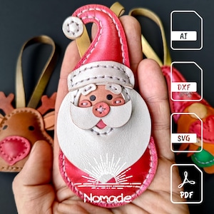 Puede incluir: Un conjunto de cuatro adornos navideños de cuero, que incluyen un reno, un Papá Noel, un gnomo y un corazón. Los adornos están todos cosidos a mano y tienen un aspecto rústico y vintage. Los adornos están disponibles en formato digital como archivos AI, DXF, SVG y PDF.