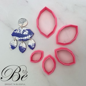 Puede incluir: Cinco cortadores de galletas de plástico rosa en forma de hojas alargadas. Los cortadores están dispuestos en círculo sobre una superficie blanca.