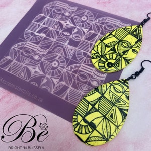Peut inclure: Une paire de boucles d'oreilles jaunes en forme de goutte d'eau avec des motifs géométriques noirs. Les boucles d'oreilles sont en pâte polymère et ont une finition brillante. Les boucles d'oreilles sont suspendues à des crochets argentés.
