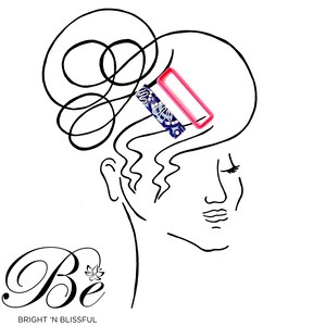 Op de afbeelding: Lijntekening van een vrouw met een zwart-witte gepatroneerde haarspeld in haar haar. De haarspeld is roze en heeft een rechthoekige vorm. De tekst "Be" is in zwarte cursieve letters onder de tekening geschreven. De tekst "BRIGHT 'N BLISSFUL" is in zwart onder de tekst "Be" geschreven.