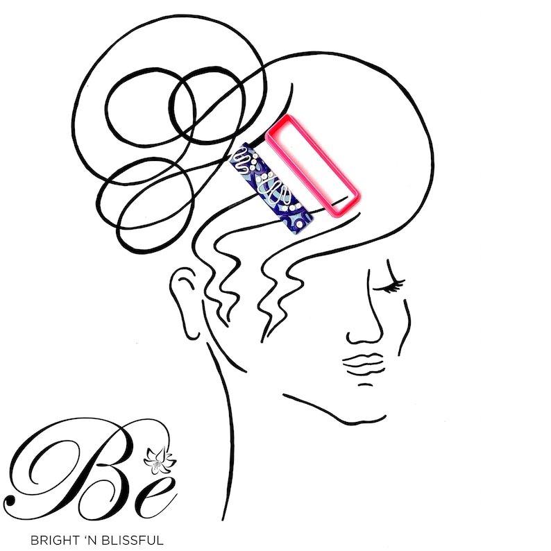 Op de afbeelding: Lijntekening van een vrouw met een zwart-witte gepatroneerde haarspeld in haar haar. De haarspeld is roze en heeft een rechthoekige vorm. De tekst "Be" is in zwarte cursieve letters onder de tekening geschreven. De tekst "BRIGHT 'N BLISSFUL" is in zwart onder de tekst "Be" geschreven.