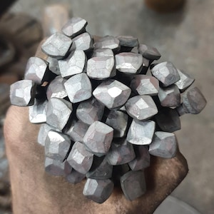 Confezione da quattro chiodi a testa di rosa forgiati a mano dal fabbro immagine 3