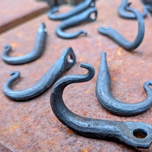 Gancho en forma de J pequeño para pared, forjado a mano y hecho por herreros