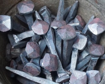 Zestaw czterech gwoździ różanych kutych ręcznie przez kowala