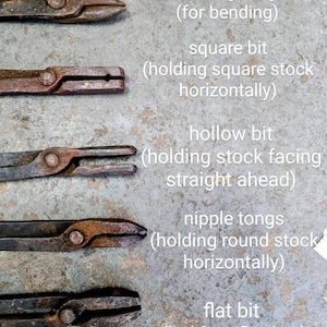 Może przedstawiać: Pięć antycznych metalowych obcęgi kowalskich jest wyświetlanych na teksturowanej powierzchni. Obcęgi obejmują obcęgi do przewijania, obcęgi z kwadratowym grotem, obcęgi z pustym grotem, obcęgi do sutk&oacute;w i obcęgi z płaskim grotem. Każde narzędzie jest oznaczone swoją funkcją.