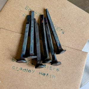 Confezione da quattro chiodi a testa di rosa forgiati a mano dal fabbro immagine 9