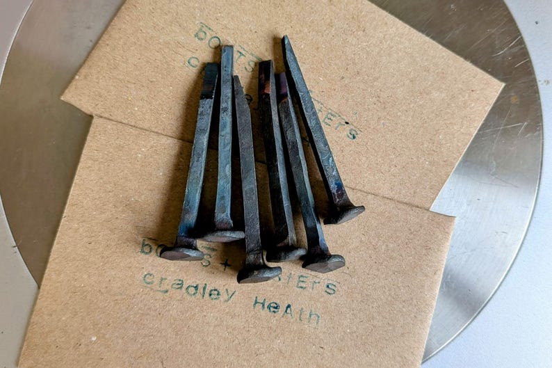 Confezione da quattro chiodi a testa di rosa forgiati a mano dal fabbro immagine 9