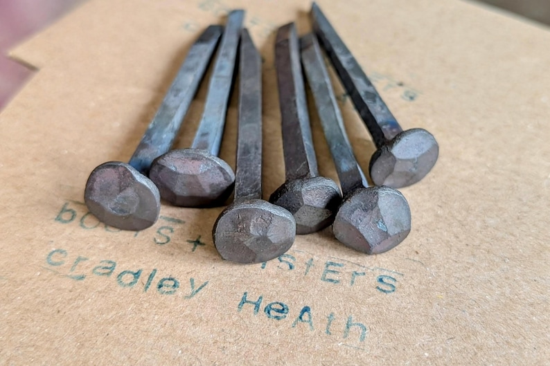 Confezione da quattro chiodi a testa di rosa forgiati a mano dal fabbro immagine 4