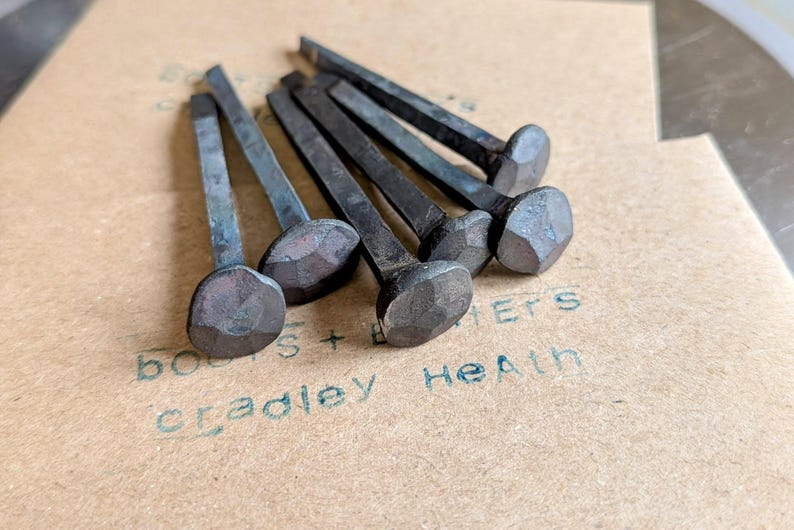 Confezione da quattro chiodi a testa di rosa forgiati a mano dal fabbro immagine 5