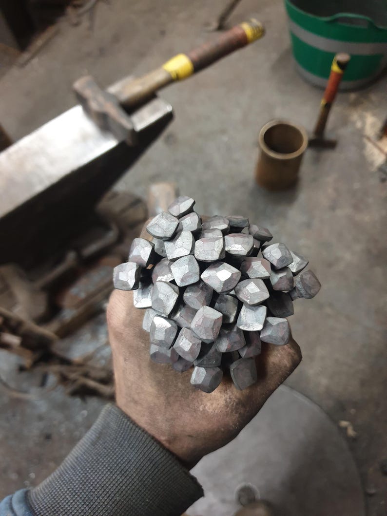 Confezione da quattro chiodi a testa di rosa forgiati a mano dal fabbro immagine 3