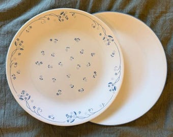 Platos llanos Corelle de 10,25" Mix & Match en color azul provincial.