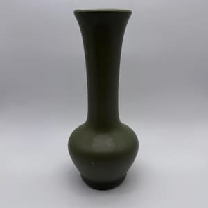 McCoy Floraline salviagrön satinkeramikvas (ca 1950-1959)