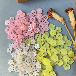 20 st, 10 mm (0,4 tum) ljusrosa knappar i form av blommor/hjärtan, för sömnadsprojekt, scrapbooking, dockkläder, skräpjournal, babyklänning, BR5127