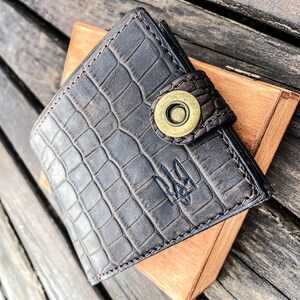Personalisierte Leder-Geldbörse*Krokodil-Print*Herren-Geldbörse*Weihnachtsgeschenk für Papa*Kompakte Geldbörse*Geldbörse mit extra ID-Fach*Personalisiertes Geschenk