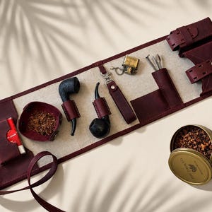 Set pipa in cuoio e arrotolatore per tabacco con piattino pieghevole e supporto.