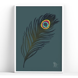 Puede incluir: Una sola pluma de pavo real con un ojo colorido sobre un fondo azul verdoso. La pluma es negra con un brillo dorado. El ojo es de un azul turquesa brillante con un anillo amarillo y un centro rosa.