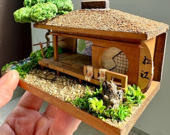 Miniatyr japansk badhusscen med koidamm – Diorama av halmtakshus # Zen Garden-serien