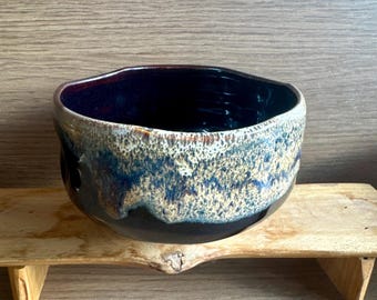 Tazón de matcha Raku (Chawan) – Esmaltado en índigo intenso con goteo de ceniza natural / Tazón de té Wabi-Sabi hecho a mano
