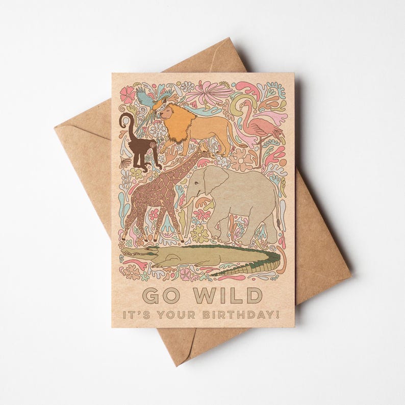K&ouml;nnte beinhalten: Eine Geburtstagskarte mit braunem Umschlag. Die Karte zeigt eine farbenfrohe Illustration von Dschungeltieren, darunter ein L&ouml;we, eine Giraffe, ein Elefant und ein Krokodil, mit floralen Mustern. Der Text auf der Karte lautet "GO WILD IT'S YOUR BIRTHDAY!"