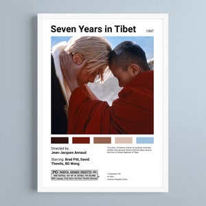 Op de afbeelding: Een ingelijste filmposter voor "Seven Years in Tibet" (1997). De afbeelding toont twee mensen met hun hoofden tegen elkaar. De poster bevat de regisseur, de sterren en een aanbeveling voor ouderlijk toezicht.