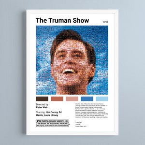 Op de afbeelding: Een ingelijste poster voor de film "The Truman Show", met een mozaïekportret van Jim Carrey. De poster bevat de titel van de film, de regisseur, de cast en een aanbeveling voor ouderlijke begeleiding. Het jaar 1998 wordt ook weergegeven.