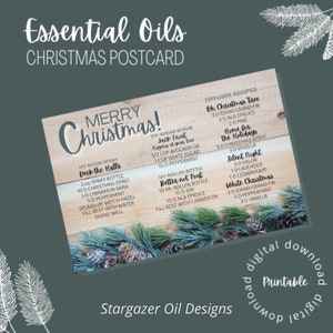 Op de afbeelding: Een afdrukbare kerstkaart met recepten voor etherische olieverspreiders. De kaart heeft een houtnerf achtergrond met dennentakken en dennenappels. De tekst op de kaart luidt "Merry Christmas!" en bevat recepten voor "Oh Christmas Tree", "Home for the Holidays", "Silent Night" en "White Christmas".