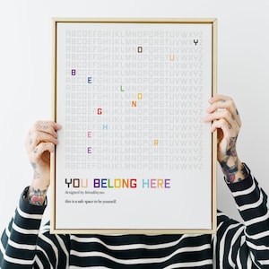 USTED PERTENECE AQUÍ: Abrace su yo auténtico con esta impresión digital Progress Pride Colors, arte inclusivo para todos, póster tipográfico, lgbtq+