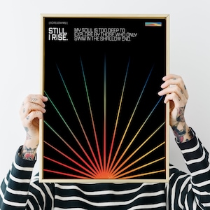 Still i rise - Maya Angelou, arte mural LGBTQ sutil, Orgullo Queer, puesta de sol abstracta, sunburst, rainbow sun, wlw, femme print, midcentury modern