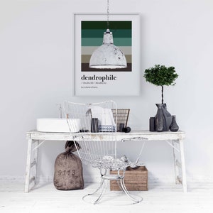 Pu&ograve; includere: Un tavolo in legno sbiancato con una sedia in metallo bianco, un lavandino in ceramica bianca, un sacco di juta marrone e una stampa incorniciata con la parola "dendrofilo" e uno schema di colori verde, marrone e bianco.