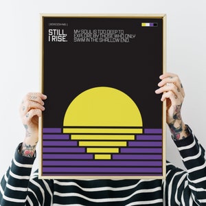 Può includere: Un grafico di tramonto nero e giallo con strisce viola. Il testo dice "[BOREDONYMS] STILL, I RISE. MY SOUL IS TOO DEEP TO EXPLORE BY THOSE WHO ONLY SWIM IN THE SHALLOW END."