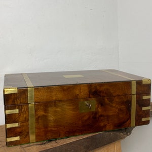 Hermoso baúl antiguo de escritura victoriano del siglo XIX, caja con llave, nogal, diseño impresionante, escritura de libros, novelista, literatura