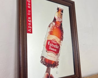 Espejo publicitario vintage de Estrella Damm, imagen de pub español, cerveza y cervecería.