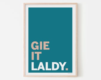 Puede incluir: Un póster enmarcado azul turquesa con el texto "GIE IT LALDY." en blanco y melocotón.