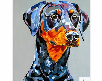 Puede incluir: Una pintura colorida de un perro Doberman Pinscher con marcas azules, negras, naranjas y blancas. El perro está mirando hacia la derecha de la imagen.