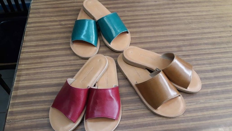 Leather sandals in bright colours Leather sandals in bright colours